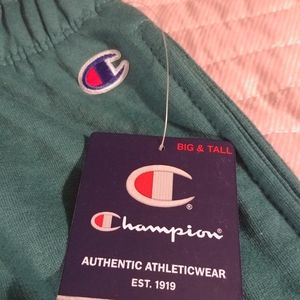 Champion Sweatshorts with side pockets!